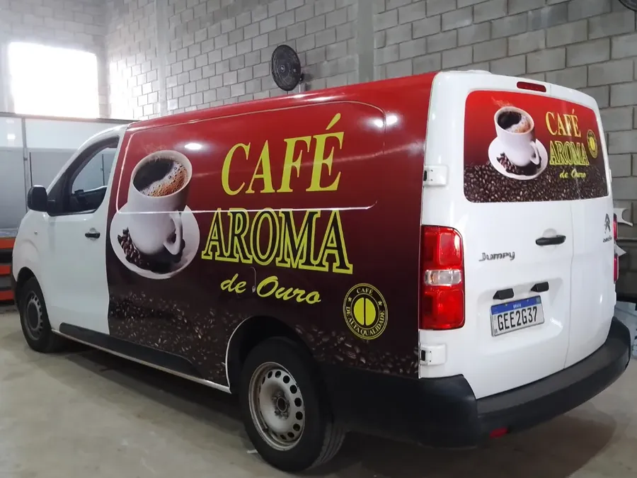 Van do Café Aroma de Ouro plotada com xícara e grãos de café