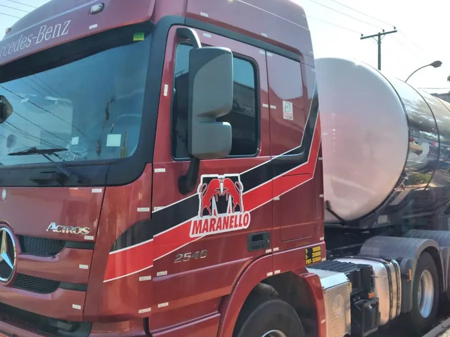 Cavalo mecânico vermelho da Maranello com faixas e logo adesivados