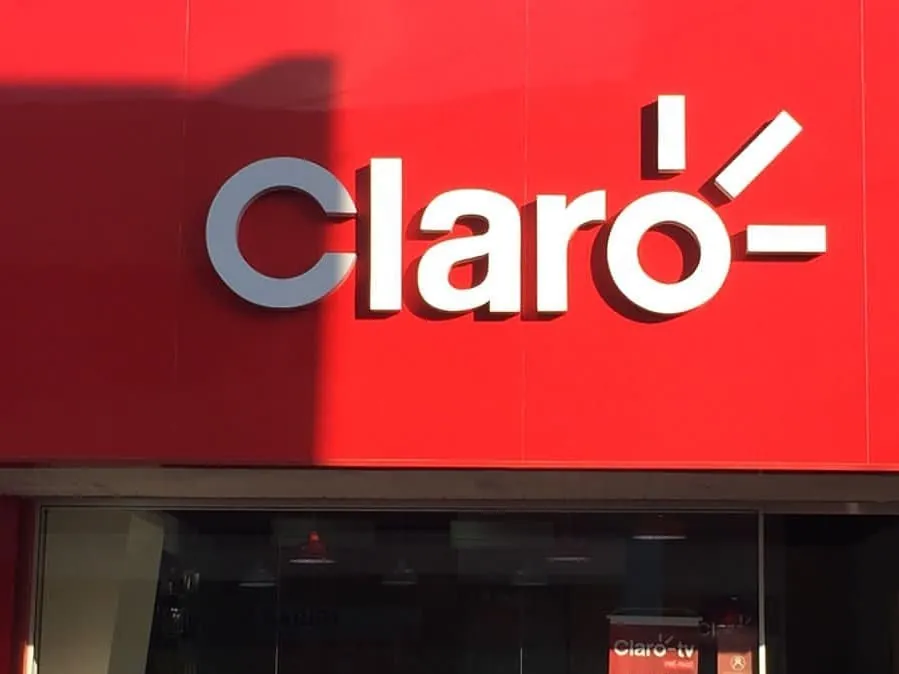 Fachada vermelha da loja Claro com letra caixa prateada