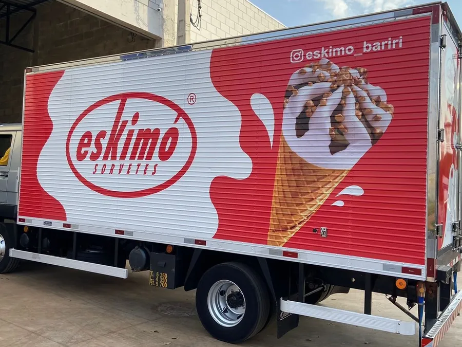 Caminhão baú da Eskimo Sorvetes plotado com sorvete e logo