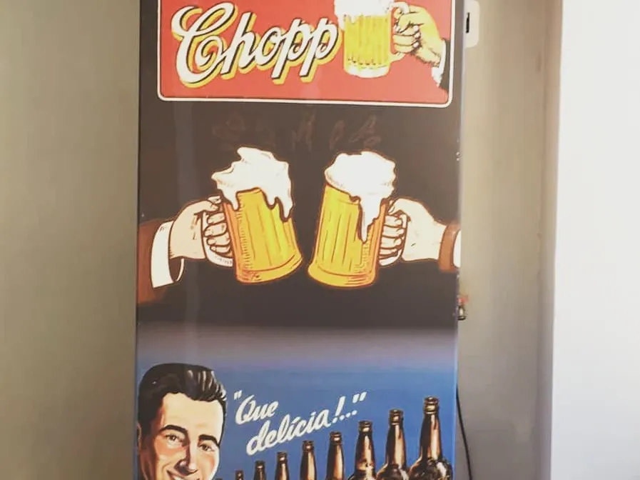 Geladeira envelopada com arte de chope e canecas