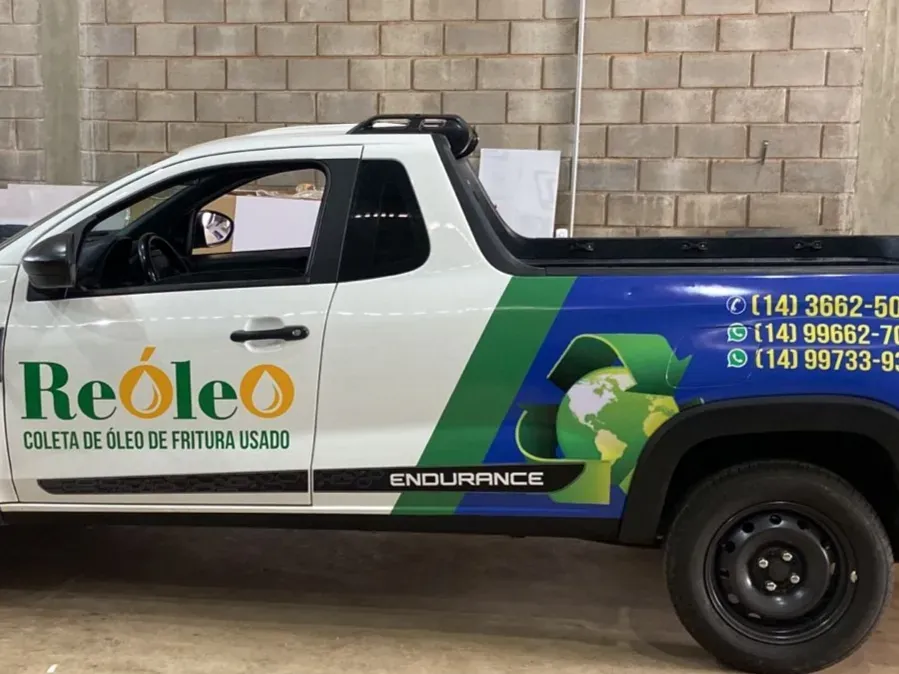 Picape da Reóleo com adesivos verdes e azuis nas laterais